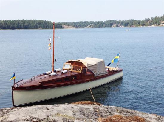 Motorbåten Eola ritades av den välkände konstruktören C G Pettersson och byggdes redan 1910 på Gustafsson & Anderssons Varvs- & mekaniska verkstads AB på Kungsholmen i Stockholm.