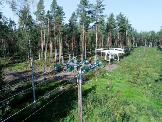 Sandviken Energis drönare besiktigar elledningsnätet.