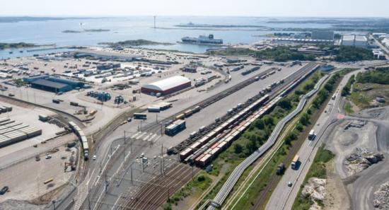 Arken kombiterminal har högre kapacitet än den gamla terminalen, ligger närmare industrin och har en bättre anpassad väginfrastruktur till och från terminalen.