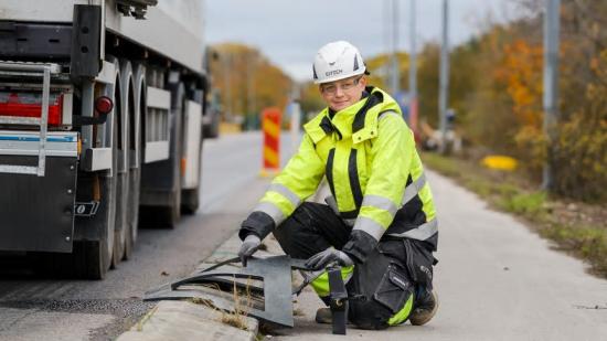 I Visby testas nu elvägen i projekt Smartroad Gotland. Under asfaltsremsan döljer sig kopparspolar, som kan ladda fordonsbatterier med magnetisk induktion medan fordonen kör. Med ansvar för eltekniken i projektet har Eitech bland annat kopplat in och spänningssatt spolarna.