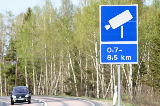 Vägmärke trafiksäkerhetskamera. Rv 55, mellan Strängnäs och Enköping.