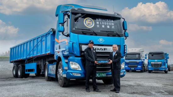 Den 10 000:e DAF-lastbilen som byggdes i Taiwan har levererats av Seiko Chen, ordförande för DAF-partnern Formosa Plastics Transport Corporation (höger) till Zhi-Yong Qiu, VD på Yong Yuan Transport Corporation (vänster).