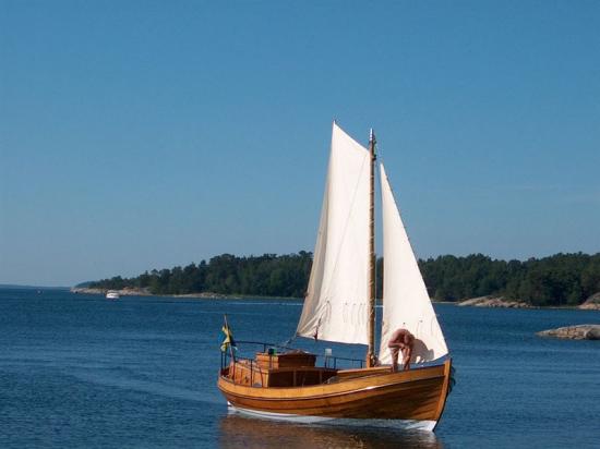 Däckaren Vinö byggdes i ek av Bröderna Kellgrens båtbyggeri på Vinö i Misterhults skärgård, Oskarshamns kommun 1950. Vinö är i mycket gott skick och har dessutom sin originalmotor kvar.