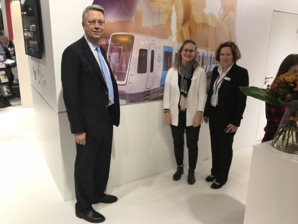 Michael Thulin, Annelie Andersson och Monica &Ouml;hlander på Bombardier framför det nya C30-tåget som ska trafikera Stockholms tunnelbana.