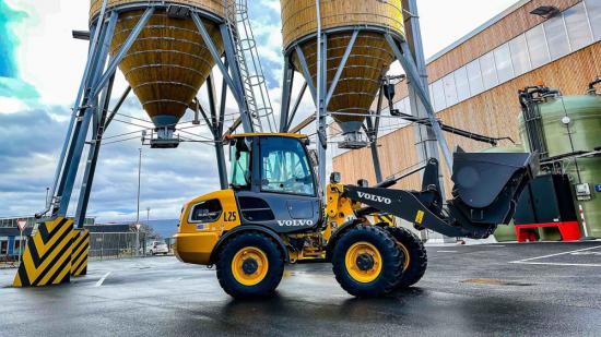 L25 Electric arbetar inne i AWB: s depå som hanterar transport av grus till stadens gator.