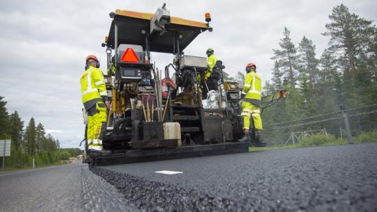 Svevia utför utläggningsarbete och vägförbättringar på flera sträckor i Västerbotten.