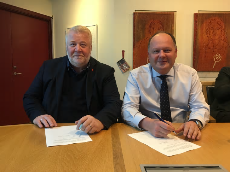 Genomförandeavtalet skrevs under i dag på stadshuset i Landskrona. Stefan Svalö (S), ordförande Kollektivtrafiknämnden, Torkild Strandberg (L), kommunstyrelsens ordförande i Landskrona.