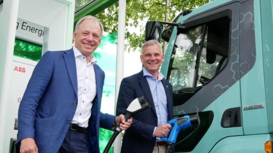 Göteborg Energis VD Alf Engqvist och Stefan Strand, VD för Volvo Lastvagnar Sverige vid invigningen av den nya supersnabbladdaren.