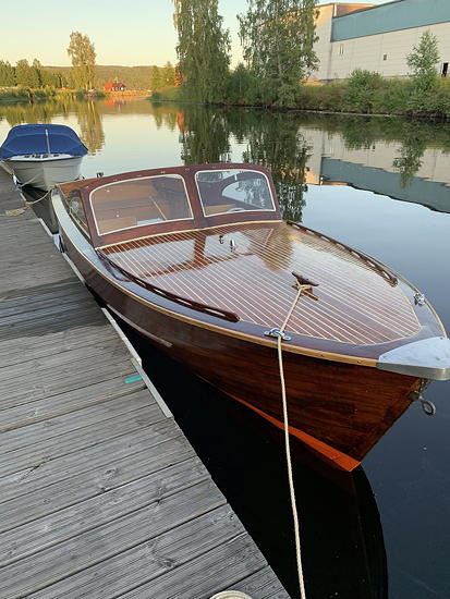 Campingbåten Saga byggdes på Karlstads Småbåtsvarv (Dahlström & Svenssons) 1959. Denna populära båttyp bidrog, bl a genom sitt rimliga pris till att få en bredare del av befolkningen till ett friluftsliv till sjöss.