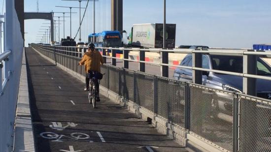 Den östra gång- och cykelbanan över &Auml;lvsborgsbron är nu öppen.