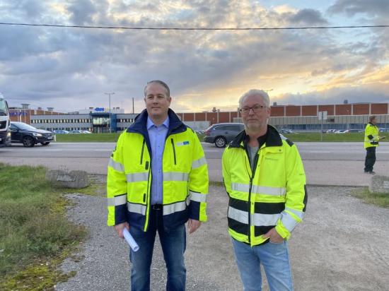 Till vänster försäljningsrepresentant Joakim Resare, Linde och Urban Carlsson, affärsområdeschef, Saferoad
