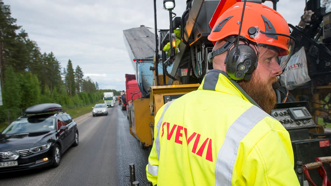 Svevia renoverar vägen mellan Skarvsjöby och Storuman för en bättre trafiksäkerhet på sträckan.