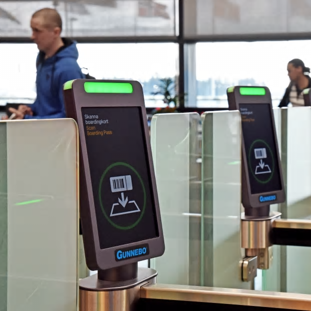 Automatiska inpasseringsgrindar vid säkerhetskontrollerna införs nu på Swedavias flygplatser.
