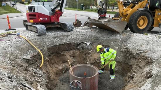 Förarbete inför installationen av konstverket och industriminnet TURBIN pågår i södra rondellen.