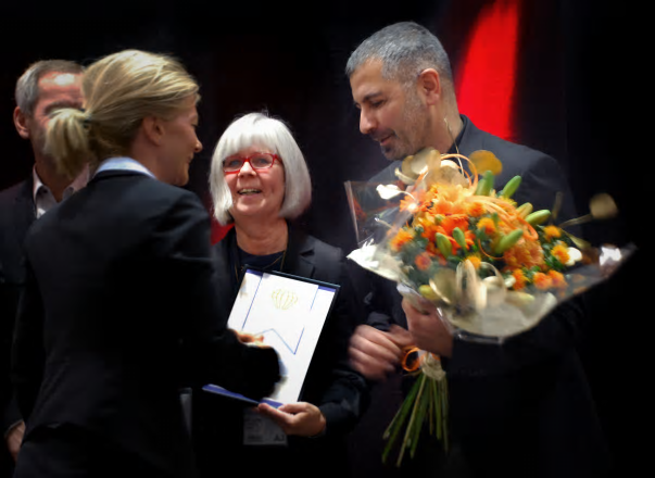 Hög stämning och stjärnglans under utdelningen av Strukton Innovation Award på mässan Nordic Rail. Här med Ulla Juntti och Ramin Karim, representanter för vinnarbidraget ePilot