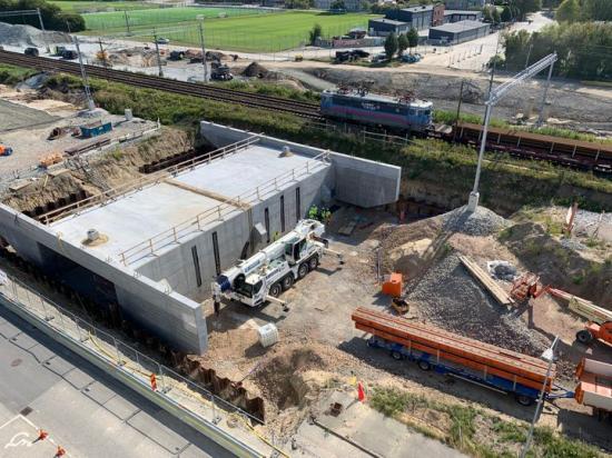 Mellan 28 augusti och 6 september stoppas tågtrafiken Malmö och Lund då nya växlar byggs och två nya järnvägsbroar lanseras vid Klostergården i Lund. På bilden syns en av de broar som ska skjutas på plats.