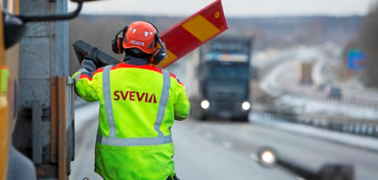 Svevias vägarbetare utför trafiksäkerhetshöjande arbete.