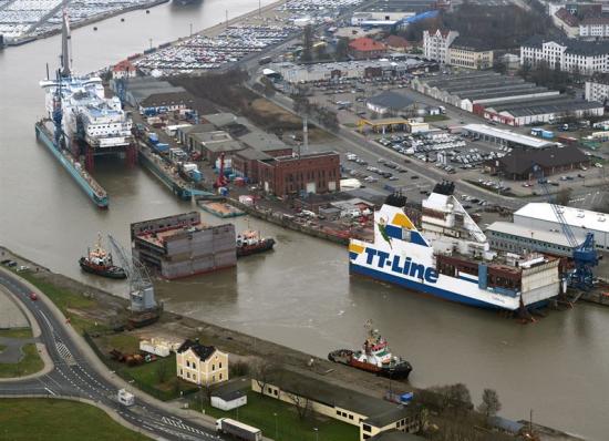 MS Peter Pan kompletteras med ett 30 meter lång mittsektion. Här skars &Ouml;stersjöfärjan upp vid varvet i Bremerhaven med ett Z-snitt.