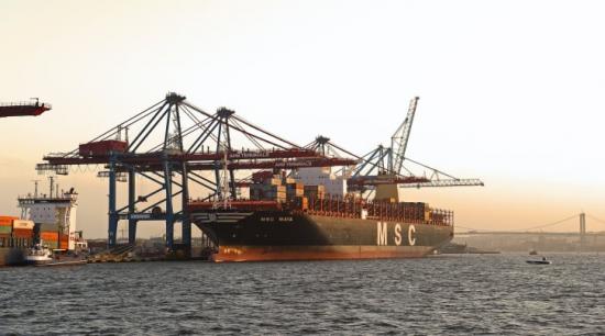 MSC Maya är ett exempel på de stora containerfartyg som endast kan komma in lastade till 50 procent, på grund av Göteborgs Hamns farleds begränsningar.