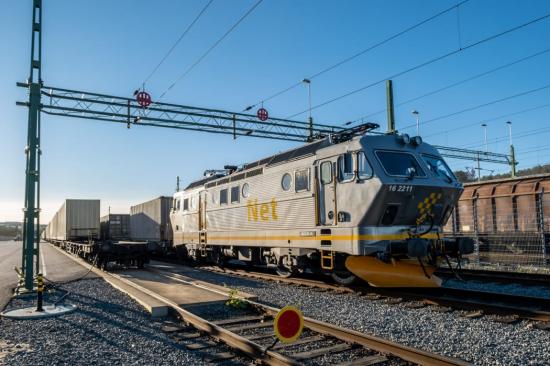 Den nya tågpendeln rullade in i Göteborg under onsdagseftermiddagen, före utsatt tid. Terminaloperatören Sandahlsbolagen lossar och lastar om tåget på Arken kombiterminal innan returresa mot Oslo.