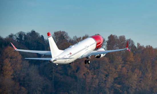 Norwegians första svenskregistrerade flygplan på väg från Boeingfabriken i Seattle (Boeing 737 MAX 8).