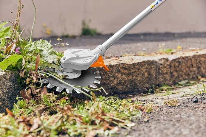 Den nya RGKM från STIHL har en skärbredd på 230 mm och slår 3000 slag per minut.