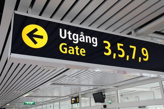 Antalet flygresenärer från svenska flygplatser ökar igen, men från rekordlåga nivåer.