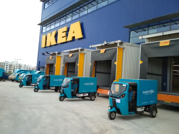 IKEA har en global målsättning om ha 100 % eldrivna hemleveranser eller andra leveranslösningar med nollutsläpp till 2025. Här eldrivna rickshaws i Indien, som kör ut varor till kunderna i Hyderabad.