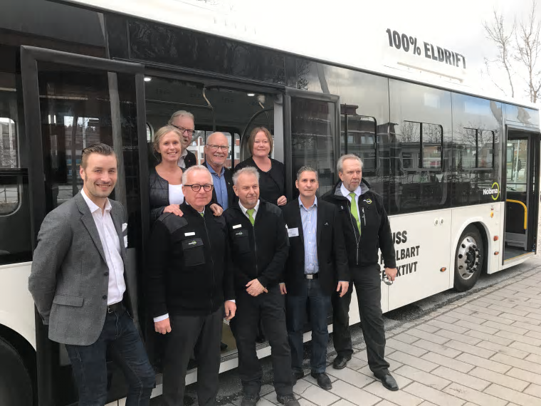 Norrtälje kommuns kommunalråd Ingrid Landin (MP), Olle Jansson (S), Anders Olander (C) och Ulrika Falk (S) bakom representanter för Nobina vid ett test av de planerade elbussarna.
