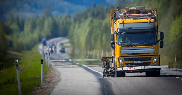 I Dalarna är ska Svevia måla och underhålla vägmarkeringar.