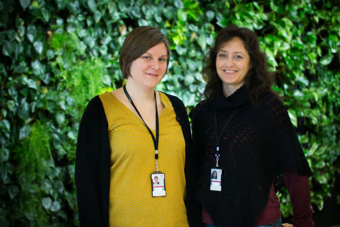 Sara Laginder och Sara Hurtig leder pilotprojektet för att minska resande med flyg.