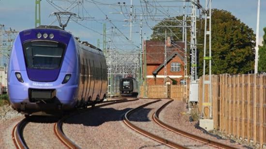 Hjärups station - De två temporära spåren genom Hjärup. Till väster om Skånetrafikens tåg pågår just nu byggnationen av de fyra nya spåren med tillhörande konstruktioner.