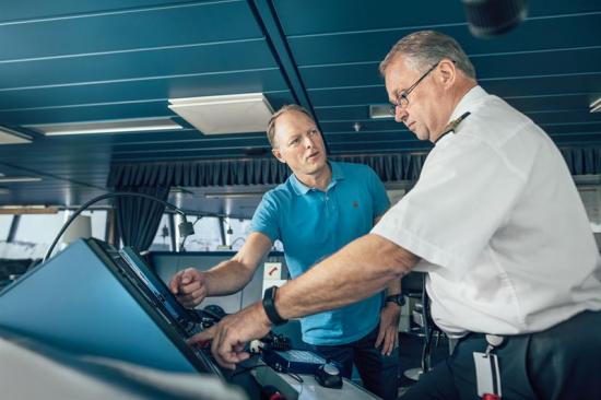 Stena Line's Head of  AI Lars Carlsson och Senior Master Jan Sjöström diskuterar den nya AI-modellen ombord på Stena Scandinavica.