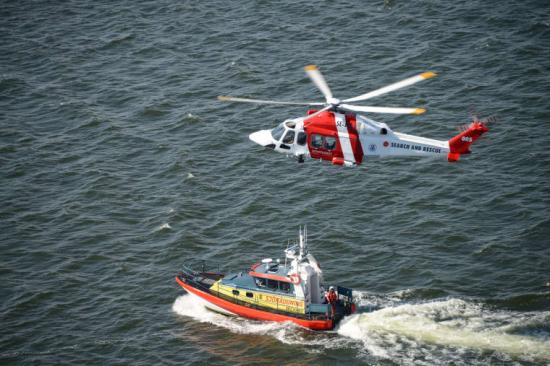 Sjöfarstverkets sjö- och flygrädddningshelikopter i samarbete med Sjöräddningssällskapet.