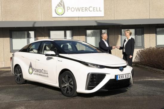 PowerCells marknads- och kommunikationschef Charlotta Sahlin tar emot nycklarna till företagets och Göteborgs första Toyota Mirai av Motor Trends vd Mikael Brunnhage. Bild: Powercell