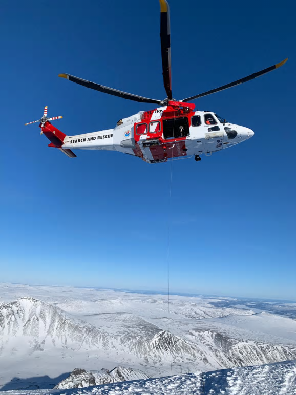 En av Sjöfartsverkets sju räddningshelikoptrar under årets vinterträning i Kebnekaisefjällen.