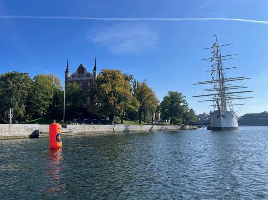 Orangefärgad boj på vattnet utanför Skeppsholmen.