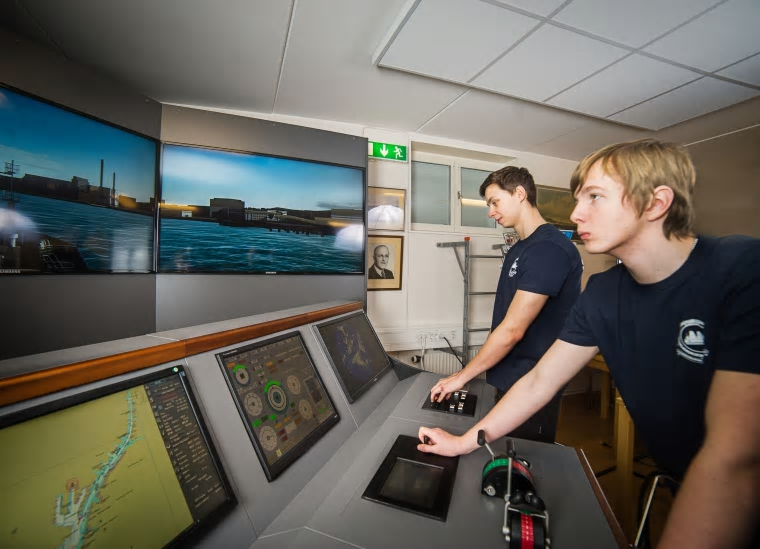 På Härnösands gymnasium finns bland annat en avancerad sjöfartssimulator som används i undervisningen.