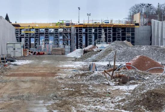 Förberedelse inför gjutning av den nya bron i Hjärups station. På ömse sidor om bron ser man de färdiggjutna stödmurarna som blir en del av stationsområdet.