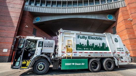 Tjänstemän i New York City of Sanitation har fått nycklarna till sin Mack LR Electric-demonstrationsmodell.
