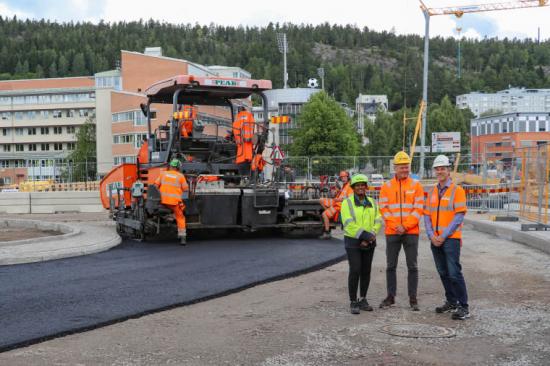 Teststräcka i Sundsvall. På bild fv Monica Normark, Sekab, Lars Jansson, Peab Asfalt, Mats Wendel, Peab Asfalt.