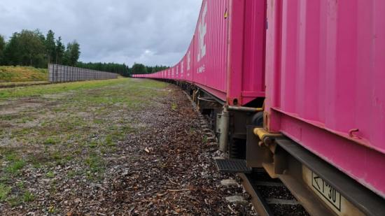 Den nya tågpendeln, lastad med sågade trävaror i magentafärgade ONE-containrar, ankommer Göteborg under måndagen.