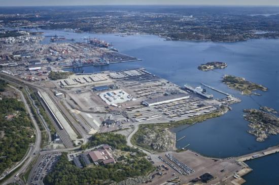 Svenska Orient Liniens fartyg lägger till i Gothenburg Roro Terminal, en av roro-terminalerna i Göteborgs Hamn.
