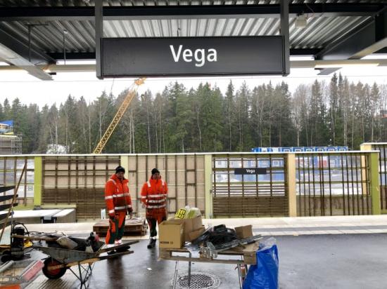 De sista arbetena återstår nu innan pendeltågsresenärerna kan kliva på tåget i Vega den 1 april.