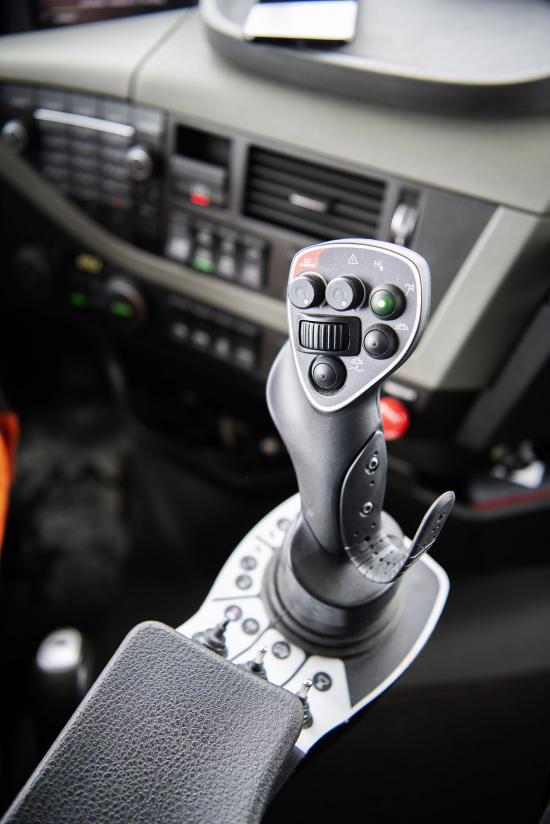 Mählers MC3 styrsystem och MIG2 joystick har dubbla potentiometrar för parallell reglering av kontrycksfunktioner ökar precisionen. Androidapplikation för fjärrsupport och uppdatering av styrsystemet via mobilen förenklar supporten.