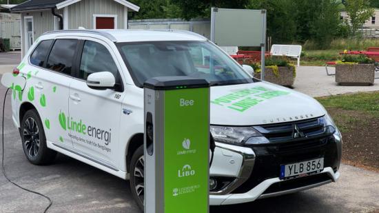 Laddstationen vid rastplatsen i Fellingsbro har snabbt blivit populär.