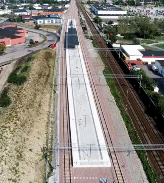 På vänstra sidan syns hälften av den nya Burlöv station. När allt är klart ska en identisk plattform finnas på högra sidan av bilden, där man ser det gamla spåret.