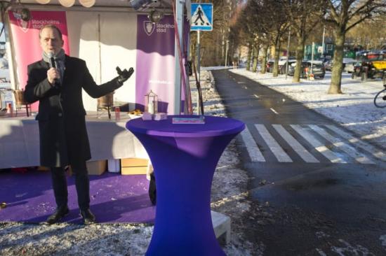 Trafikborgarråd Daniel Helldén inviger nya cykelbanan längs med Norr Mälarstrand