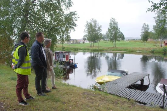 Mikael Persson, samhällsplanerare, Tobias Eriksson (S), kommunstyrelsens vice ordförande och Gunilla Ingemyr (C), kommunstyrelsens ordförande, vid platsen där den nya gång- och cykelbron över Frykensundet ska byggas.