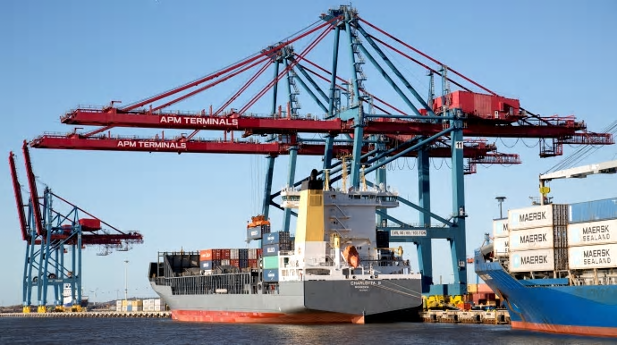 Exporten från Göteborgs hamn fortsätter vara stark. Men på sikt kan ny ekonomisk politik i USA hota konjunkturen.